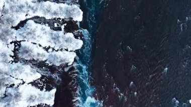 İzlanda 'da Nehir, Karlı Tepeler ve Kışın Şelaleler, Dev Akıntılı Büyülü Mavi Buzul Suyu. Hraunfossar. Yüksek kalite 4k görüntü