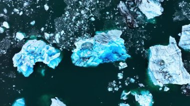 İzlanda 'daki Jokulsarlon gölündeki eriyen buzulların buzdağları, Unesco Dünya Mirası' ndaki Arktik doğa buz örtüsü, Drone hava görüntüsü - İklim Değişikliği ve Küresel Isınma. Yüksek kalite 4k görüntü