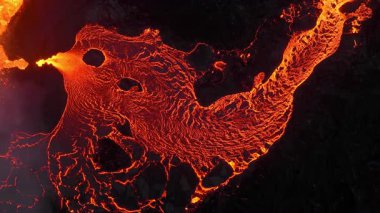 Litli Hrutur yanardağının Reykjanes yarımadasındaki dramatik volkanik patlamasının inanılmaz havası. Akan lavlar. Depremler. Yüksek kalite 4k görüntü