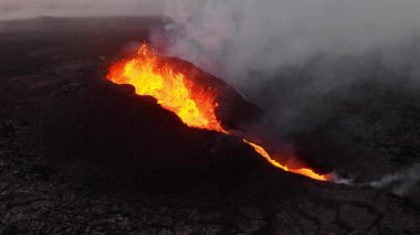 Litli Hrutur yanardağının Reykjanes yarımadasındaki dramatik volkanik patlamasının inanılmaz havası. Akan lavlar. Depremler. Yüksek kalite 4k görüntü