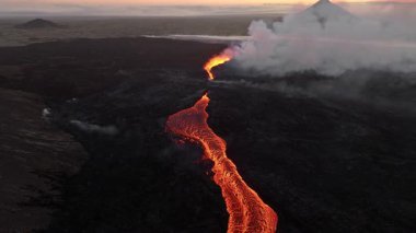 Litli Hrutur yanardağının Reykjanes yarımadasındaki dramatik volkanik patlamasının inanılmaz havası. Akan lavlar. Depremler. Yüksek kalite 4k görüntü