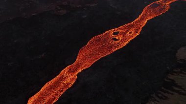 Litli Hrutur yanardağının Reykjanes yarımadasındaki dramatik volkanik patlamasının inanılmaz havası. Akan lavlar. Depremler. Yüksek kalite 4k görüntü