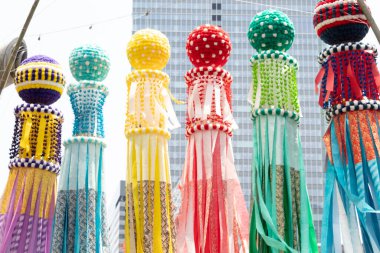 Bunlar Japonya 'daki Sendai Tanabata Matsuri' nin dekorasyonları. Asılı dcor çok renkli ve şenlikli. Puantiyeler ve parlak renkler çizgilerin arasında göze çarpıyor.