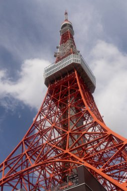 Japonya, Minato 'daki güzel Tokyo kulesi. Kırmızı ve beyaz metal iskelet gibi görünüyor. Yapı Fransa 'daki Eifel Kulesi' ne benziyor. Arka planda bulutlu güzel bir gökyüzü var..