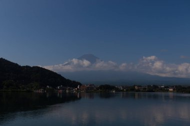 Fuji Dağı 'nın güzel görüntüsü Kawaguchi Gölü' nü vurdu. Su çok yansıtıcıdır. Dağda süzülen bulutlar bunu sihirli bir görüntü gibi gösteriyor. Bu Fujiyoshida Japonya 'da çekildi..