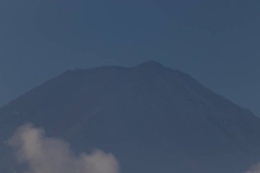 Gün doğumunda bulutlarla ve gökyüzüyle dağ zirvesi