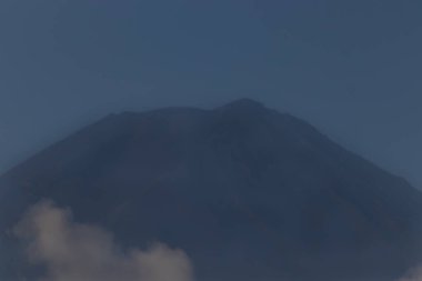 Akşamları volkan turu, arka planda bulutlar, kanarya adalarında tenerife. İspanya, kanarya adaları.