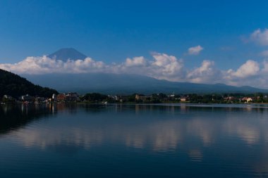 Fuji Dağı 'nın güzel görüntüsü Kawaguchi Gölü' nü vurdu. Su çok yansıtıcıdır. Dağda süzülen bulutlar bunu sihirli bir görüntü gibi gösteriyor. Bu Fujiyoshida Japonya 'da çekildi..