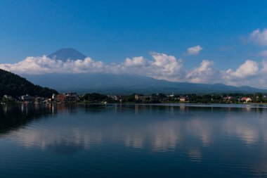 Fuji Dağı 'nın güzel görüntüsü Kawaguchi Gölü' nü vurdu. Su çok yansıtıcıdır. Dağda süzülen bulutlar bunu sihirli bir görüntü gibi gösteriyor. Bu Fujiyoshida Japonya 'da çekildi..