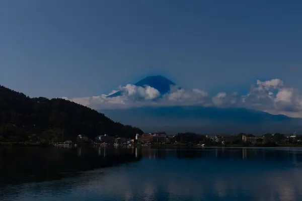 Fuji Dağı 'nın güzel görüntüsü Kawaguchi Gölü' nü vurdu. Su çok yansıtıcıdır. Dağda süzülen bulutlar bunu sihirli bir görüntü gibi gösteriyor. Bu Fujiyoshida Japonya 'da çekildi..
