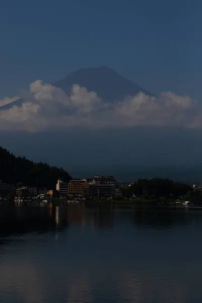 Fuji Dağı 'nın güzel görüntüsü Kawaguchi Gölü' nü vurdu. Su çok yansıtıcıdır. Dağda süzülen bulutlar bunu sihirli bir görüntü gibi gösteriyor. Bu Fujiyoshida Japonya 'da çekildi..
