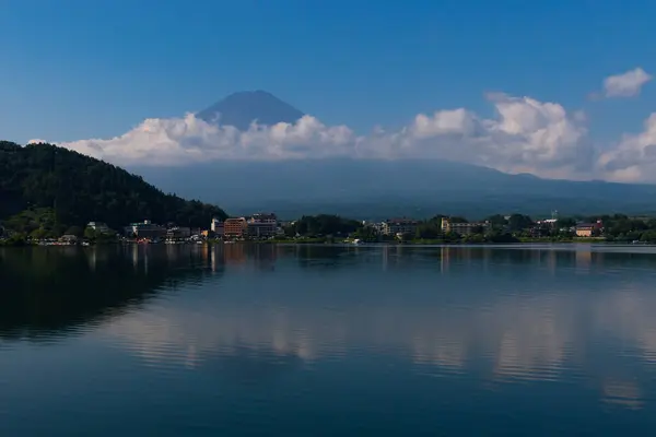 Fuji Dağı 'nın güzel görüntüsü Kawaguchi Gölü' nü vurdu. Su çok yansıtıcıdır. Dağda süzülen bulutlar bunu sihirli bir görüntü gibi gösteriyor. Bu Fujiyoshida Japonya 'da çekildi..