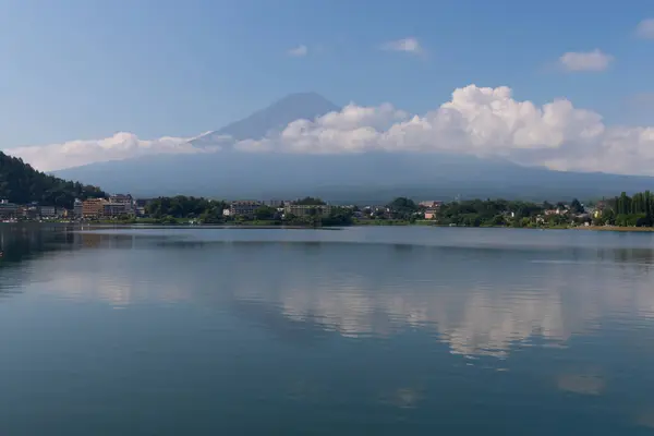 Fuji Dağı 'nın güzel görüntüsü Kawaguchi Gölü' nü vurdu. Su çok yansıtıcıdır. Dağda süzülen bulutlar bunu sihirli bir görüntü gibi gösteriyor. Bu Fujiyoshida Japonya 'da çekildi..