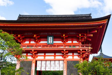Bu güzel bir Japon tapınağı beyaz bulutlarla mavi gökyüzüne karşı duruyor. Kırmızı cephe göze çarpıyor. Bu görüntü Kyoto Japonya 'da çekildi..