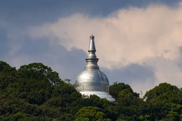 Bu parlak gümüş yapı Hiroşima Barış Pagoda 'sı olarak bilinir. Bu soğanlı bir Budist sersemliği ya da höyük şeklinde anıt olarak da bilinir. Futaba Dağı üzerine kurulmuş ve etrafı ağaçlarla çevrili..