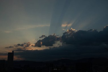 Bu bulutlardan fışkıran ışınların çok güzel bir görüntüsü. Güneş burada herkesin görmesi için ışığını yayıyor. Gökyüzü çok açık mavi..