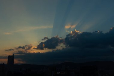 Bu bulutlardan fışkıran ışınların çok güzel bir görüntüsü. Güneş burada herkesin görmesi için ışığını yayıyor. Gökyüzü çok açık mavi..