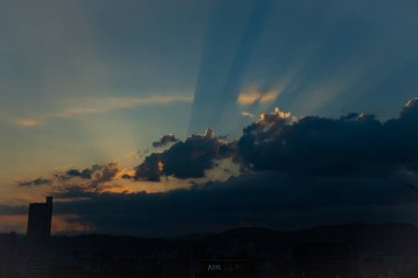 Bu bulutlardan fışkıran ışınların çok güzel bir görüntüsü. Güneş burada herkesin görmesi için ışığını yayıyor. Gökyüzü çok açık mavi..