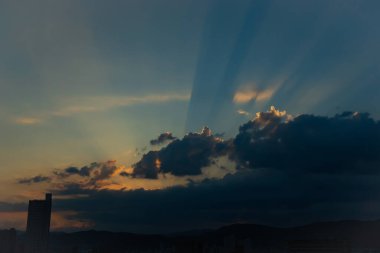 Bu bulutlardan fışkıran ışınların çok güzel bir görüntüsü. Güneş burada herkesin görmesi için ışığını yayıyor. Gökyüzü çok açık mavi..