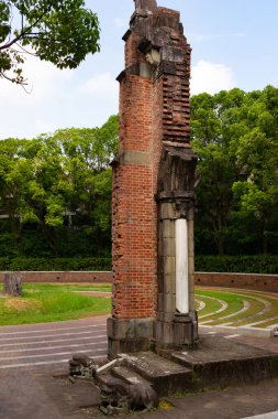 Nagasaki Japonya 'daki Urakami Katedrali' nden geriye kalan tek şey. Atom bombasından geriye kalan kırmızı tuğla yapı. Gri çimento basamakları ve heykel görünümlü iki heykel hala duruyor..