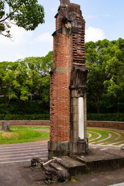 Nagasaki Japonya 'daki Urakami Katedrali' nden geriye kalan tek şey. Atom bombasından geriye kalan kırmızı tuğla yapı. Gri çimento basamakları ve heykel görünümlü iki heykel hala duruyor..