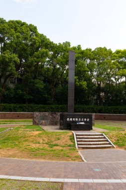 Nagasaki Japonya 'da atom bombasının düştüğü nokta tam olarak burası, merkez olarak da bilinir. Bu anıt insanlara o gün olanları hatırlatıyor pürüzsüz, siyah bir sütunla..