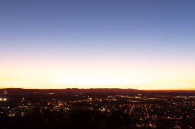 Evleri ve caddeleri olan bir vadinin çok güzel bir görüntüsü. Güneşin tüm nesneleri öptüğü son anın altın parıltısı. Güneş gün batıyor..
