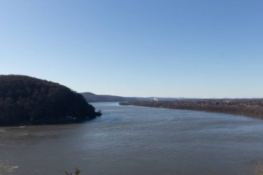 Dağlardaki gölün güzel manzarası