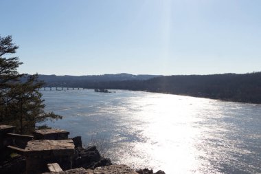 Nehrin üzerindeki köprü.