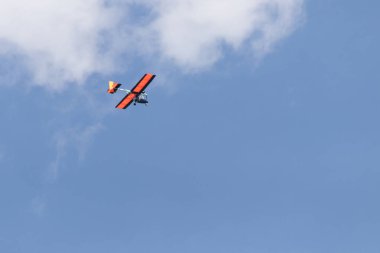 Bu fotoğrafı çektiğimde bu ışık havada uçuyordu. Kırmızı planör gerçekten mavi gökyüzünden uçarak geliyordu. Bu uçak genellikle bir ya da iki yolcu taşır..