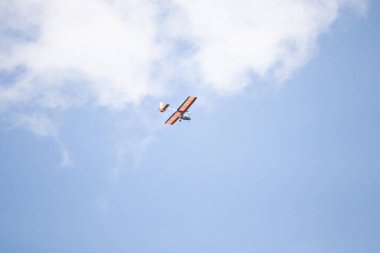 Bu fotoğrafı çektiğimde bu ışık havada uçuyordu. Kırmızı planör gerçekten mavi gökyüzünden uçarak geliyordu. Bu uçak genellikle bir ya da iki yolcu taşır..