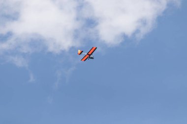 Bu fotoğrafı çektiğimde bu ışık havada uçuyordu. Kırmızı planör gerçekten mavi gökyüzünden uçarak geliyordu. Bu uçak genellikle bir ya da iki yolcu taşır..