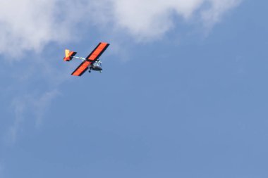 Bu fotoğrafı çektiğimde bu ışık havada uçuyordu. Kırmızı planör gerçekten mavi gökyüzünden uçarak geliyordu. Bu uçak genellikle bir ya da iki yolcu taşır..