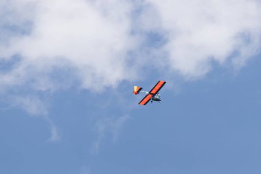 Bu fotoğrafı çektiğimde bu ışık havada uçuyordu. Kırmızı planör gerçekten mavi gökyüzünden uçarak geliyordu. Bu uçak genellikle bir ya da iki yolcu taşır..