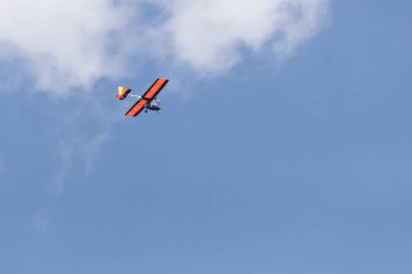Bu fotoğrafı çektiğimde bu ışık havada uçuyordu. Kırmızı planör gerçekten mavi gökyüzünden uçarak geliyordu. Bu uçak genellikle bir ya da iki yolcu taşır..