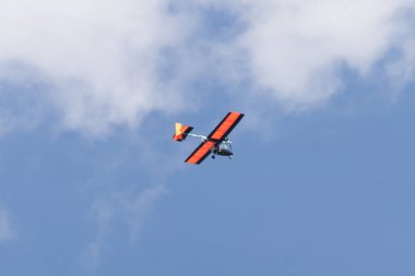 Bu fotoğrafı çektiğimde bu ışık havada uçuyordu. Kırmızı planör gerçekten mavi gökyüzünden uçarak geliyordu. Bu uçak genellikle bir ya da iki yolcu taşır..