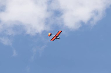 Bu fotoğrafı çektiğimde bu ışık havada uçuyordu. Kırmızı planör gerçekten mavi gökyüzünden uçarak geliyordu. Bu uçak genellikle bir ya da iki yolcu taşır..