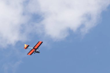 Bu fotoğrafı çektiğimde bu ışık havada uçuyordu. Kırmızı planör gerçekten mavi gökyüzünden uçarak geliyordu. Bu uçak genellikle bir ya da iki yolcu taşır..