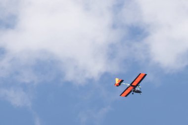 Bu fotoğrafı çektiğimde bu ışık havada uçuyordu. Kırmızı planör gerçekten mavi gökyüzünden uçarak geliyordu. Bu uçak genellikle bir ya da iki yolcu taşır..