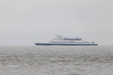 Bu Cape May Lewes perisinin körfez boyunca seyahat edişinin bir görüntüsü. Bu görüntü Cape May New Jersey 'deki Sunset Sahili' nden. Büyük gemi sakin suyun üzerinden sessizce geçiyor..