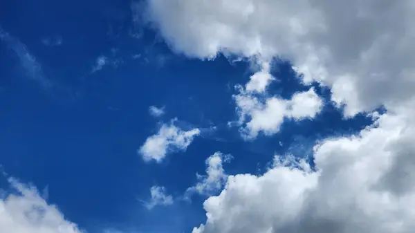 Mavi gökyüzünde güzel bulutlar 02