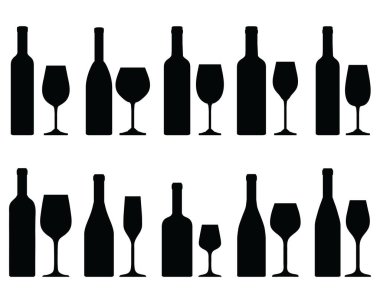 Beyaz arka planda siyah şarap şişeleri ve bardaklar.
