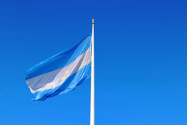 Bandeira Argentina Acenando Contra Céu Azul Foto Alta Qualidade — Fotografia de Stock