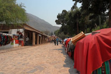 Kuzey Arjantin 'deki Purmamarca kasabasının sokak manzarası. Yüksek kalite fotoğraf