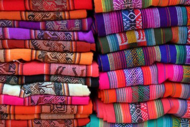 Purmamarca, Arjantin. 25 Kasım 2022. Sokak tezgahında el işi eşyalar. Yüksek kalite fotoğraf