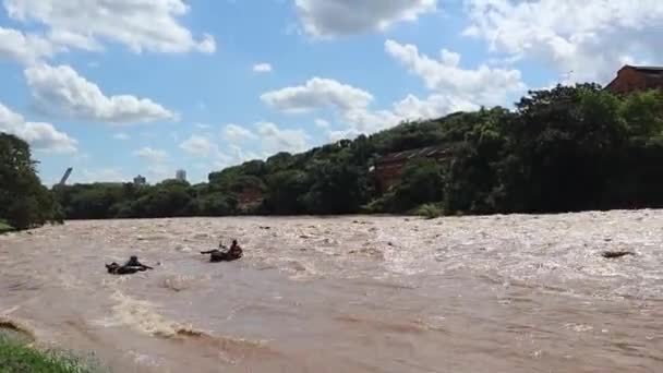 Piracicaba River Torrential Brown Waters Brown Waters People Floating Piracicaba — Stockvideo