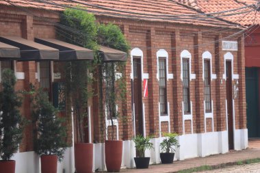 Piracicaba, Sao Paulo, Brezilya: 3 Şubat 2023. Monte Alegre turistik mahallesindeki kırmızı tuğlalı evler. Yüksek kalite fotoğraf