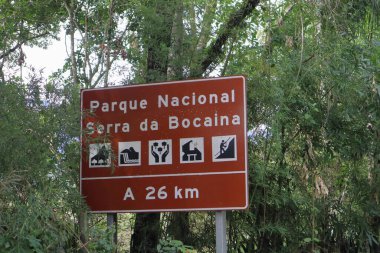 Sao Paulo, Brezilya Februari 8, 2022: Bocaina Ulusal Parkı 'ndaki bilgi panosu diyor ki: Bocaina Ulusal Parkı, 26 km. Yüksek kalite fotoğraf