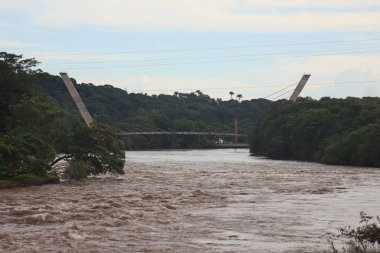 Piracicaba Nehri manzarası. Piracicaba nehri yüksek su seviyesinde. Yüksek kalite fotoğraf