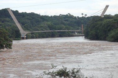 Piracicaba Nehri manzarası. Piracicaba nehri yüksek su seviyesinde. Yüksek kalite fotoğraf